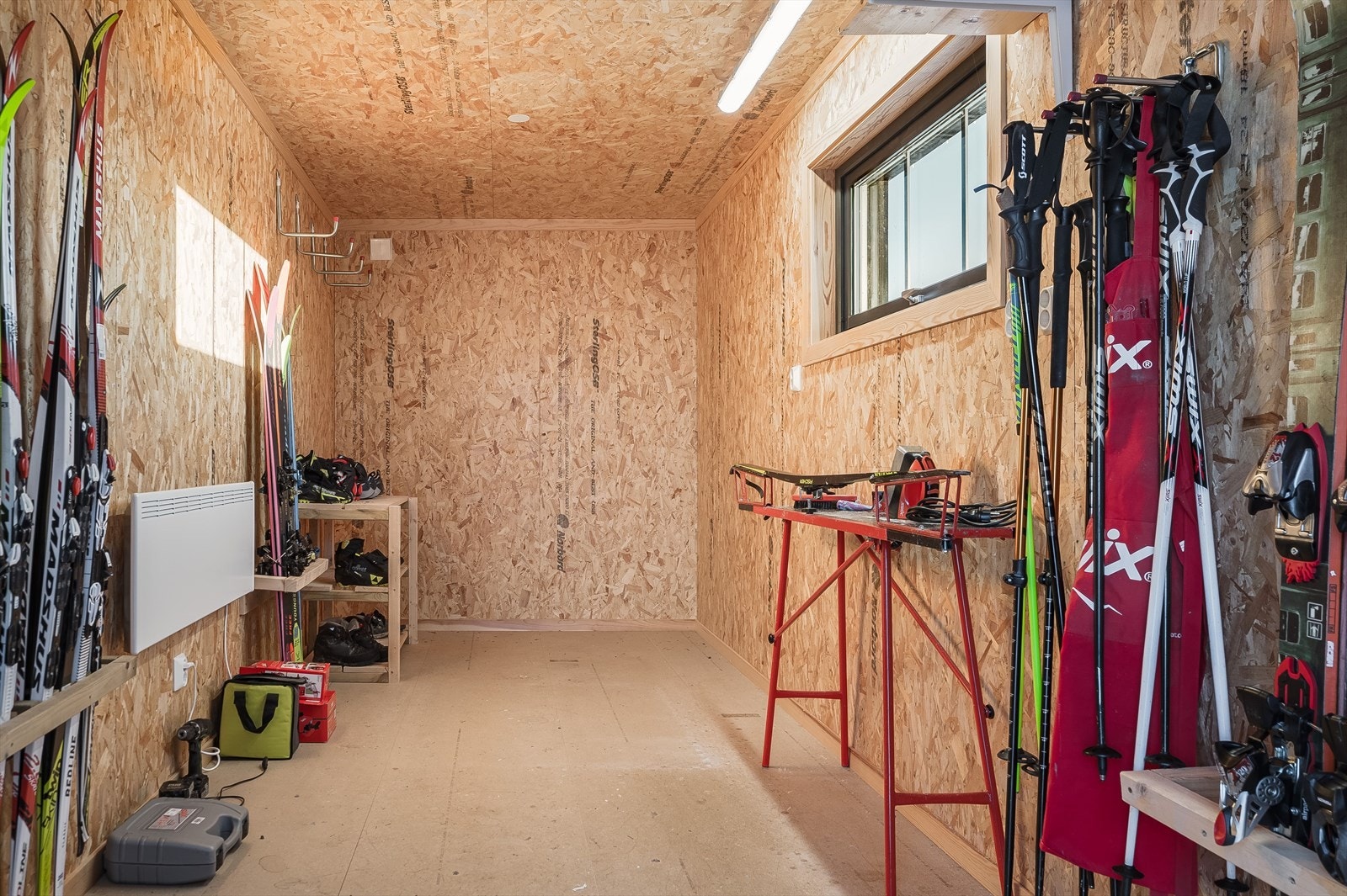 Praktisk isolert skibod på 12m². Garasjerommet er på 33m² og det er montert elbil-lader. I tillegg er det gode lagringsmuligheter med hems som har et gulvareal på ca. 24m² (ikke målbart areal). Galleribilde