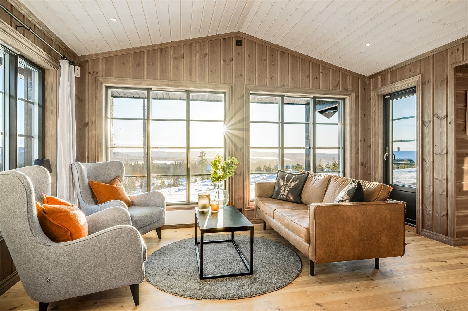 Stuen har mønet himling som sammen med det gode lysinnslippet gir en luftig romfølelse. Galleribilde