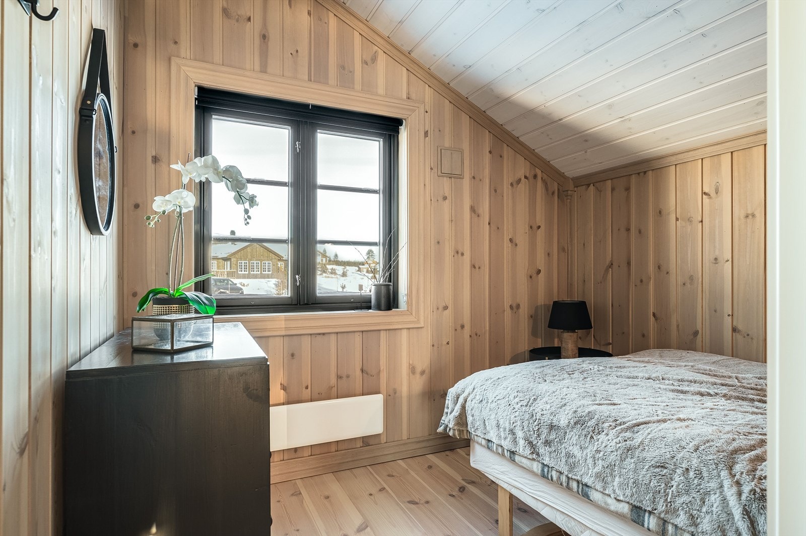 Soverom 5 er innredet med en dobbeltseng og kommode. Galleribilde