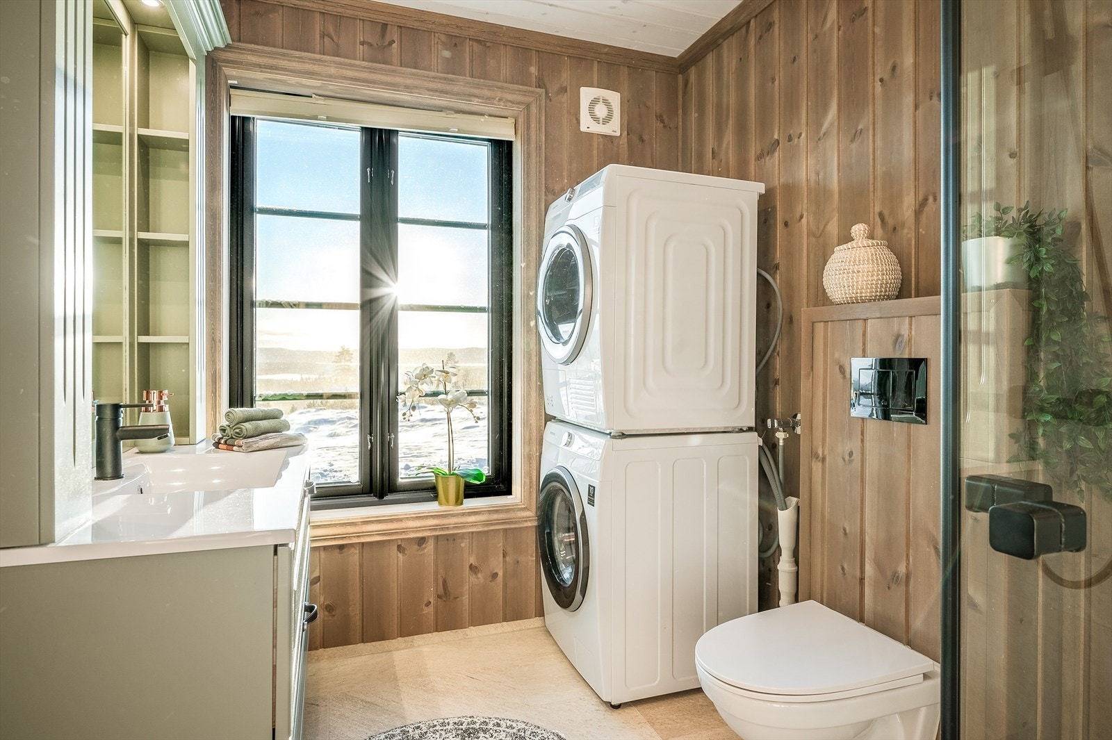 Hytta inneholder 2 bad i tillegg til et ekstra toalettrom. Badet i tilknytning til hovedsoverommet er et flott bad fra 2021 med flislagt gulv med gulvvarme, overflater med panel kombinert med fliser i dusjsonen, downlights i himlingen og mekanisk avtrekk. Galleribilde