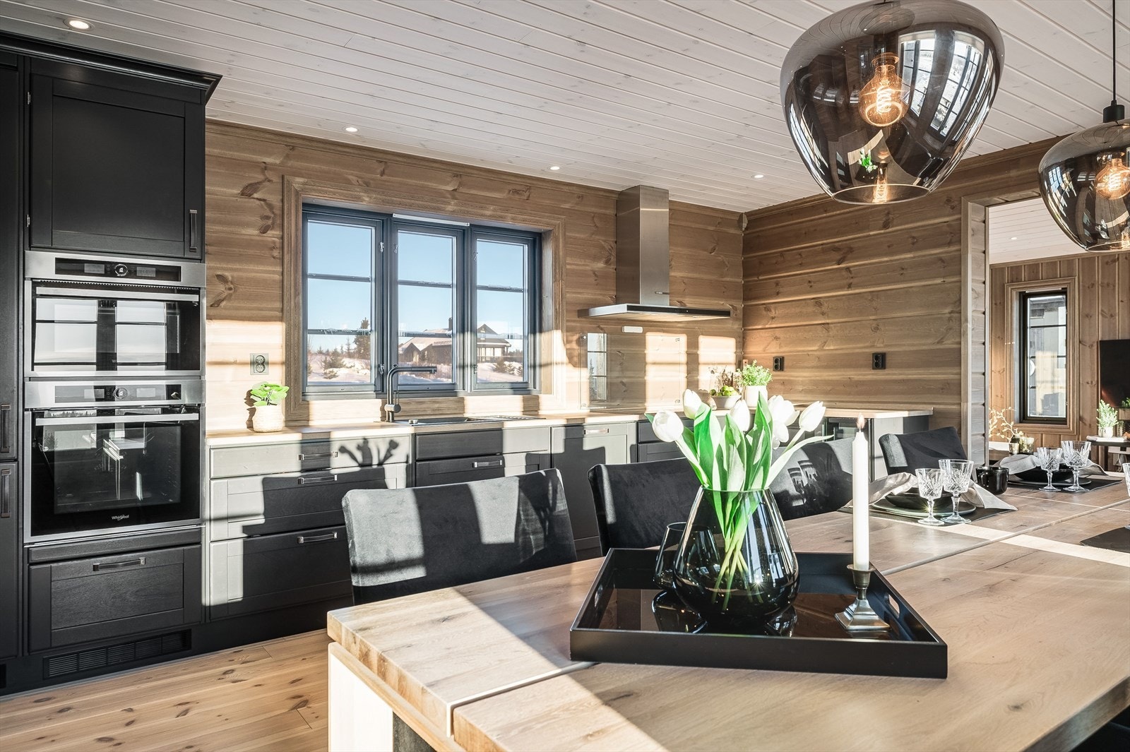 Hytta holder en gjennomgående høy standard fra 2021 med flotte materialvalg. Galleribilde