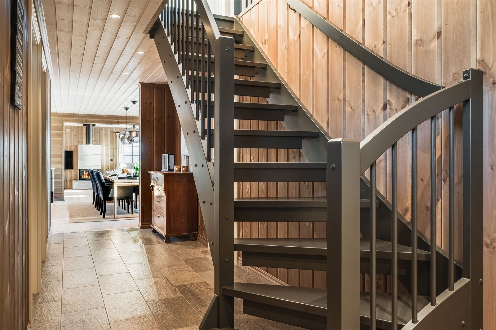 Når du entrer hytta kommer du inn i en fin gang med gulvvarme og downlights i himlingen. Fra gangen er det adkomst til bod og teknisk rom med gode muligheter for oppbevaring. Galleribilde