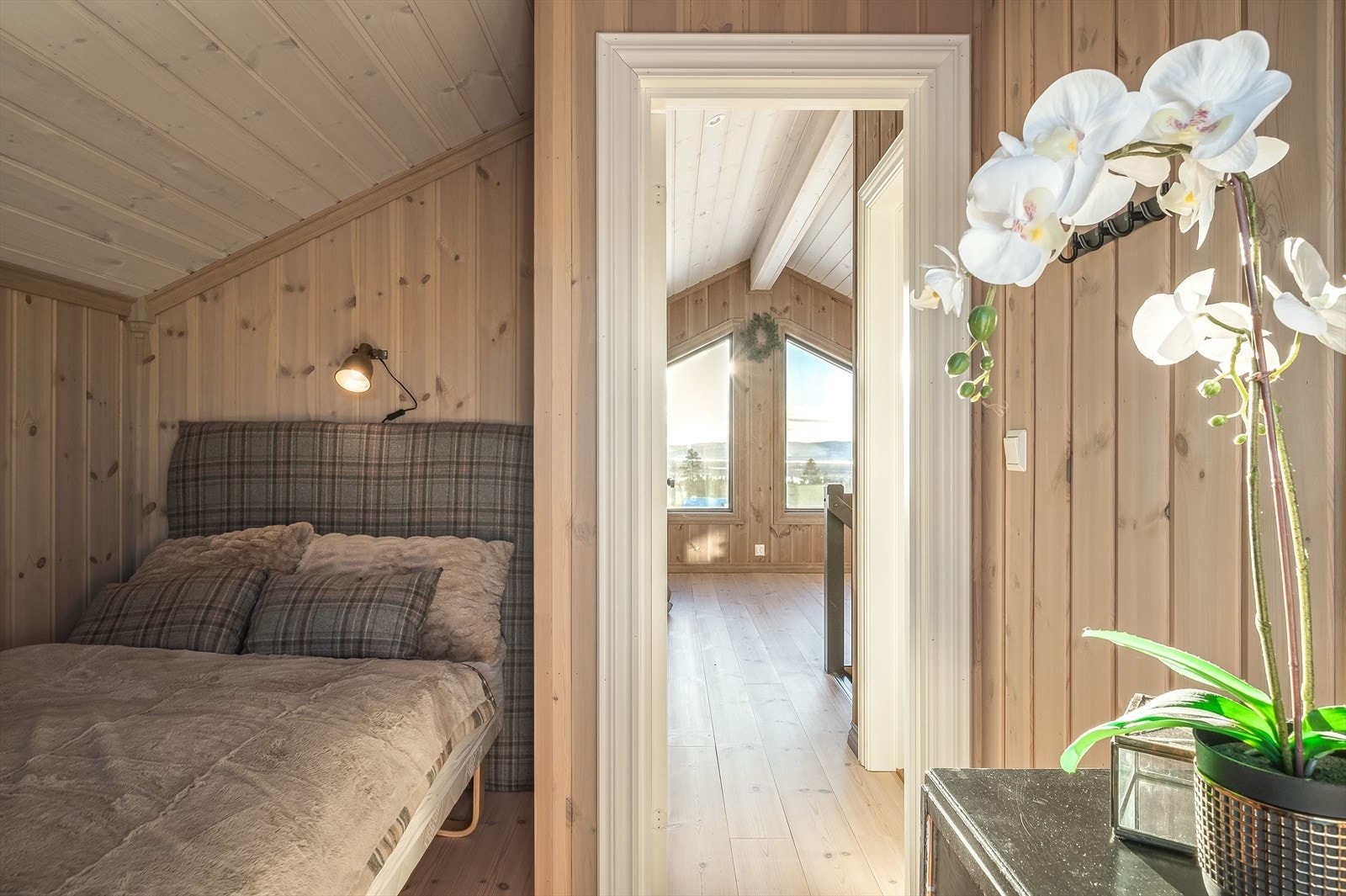 Med totalt 5 soverom som er innredet med 12 sengeplasser i dag er det god plass til storfamilien! Galleribilde