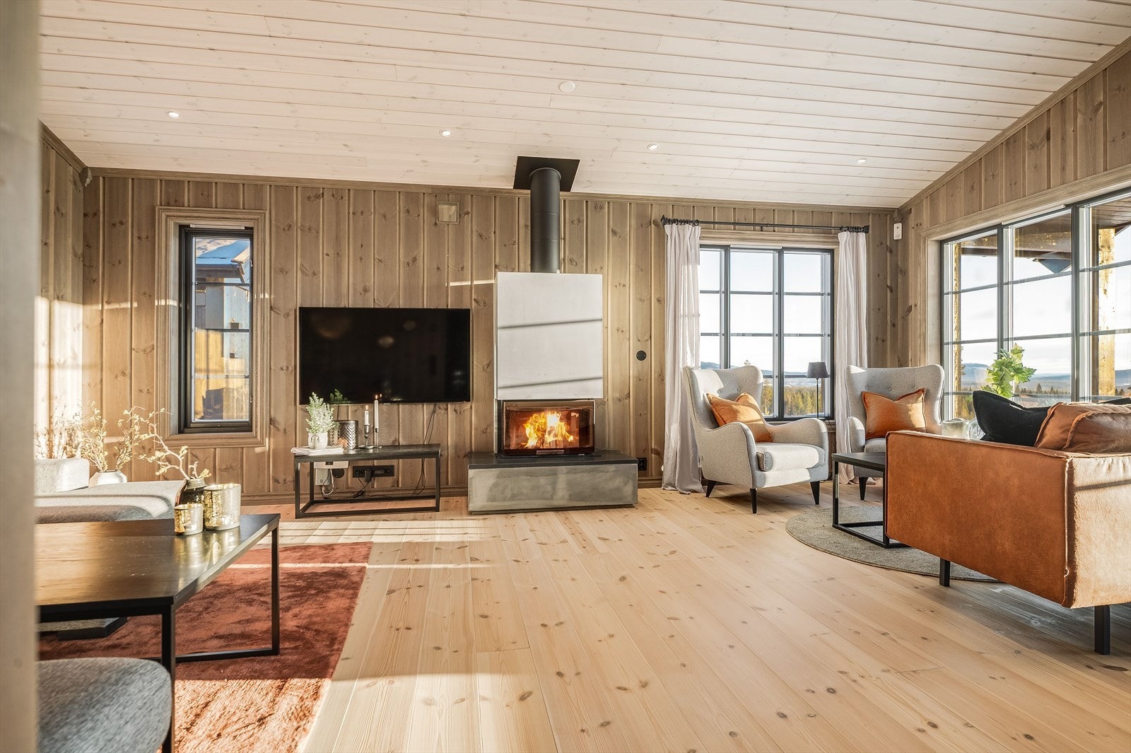 Stuen er det naturlige oppholdsrommet i hytta, og er et stort, lyst og flott rom for både avkobling og hygge. Galleribilde