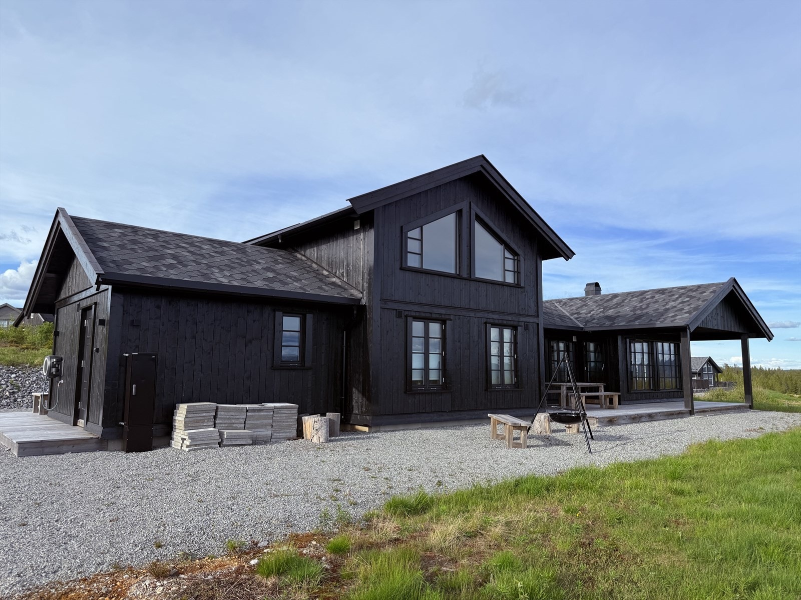 En stor fritidseiendom med oppgradert og god standard, som ligger ca. 617 moh. med gode solforhold og flott panoramautsikt over den uberørte naturen med vidstrakte åser og fjell. Galleribilde