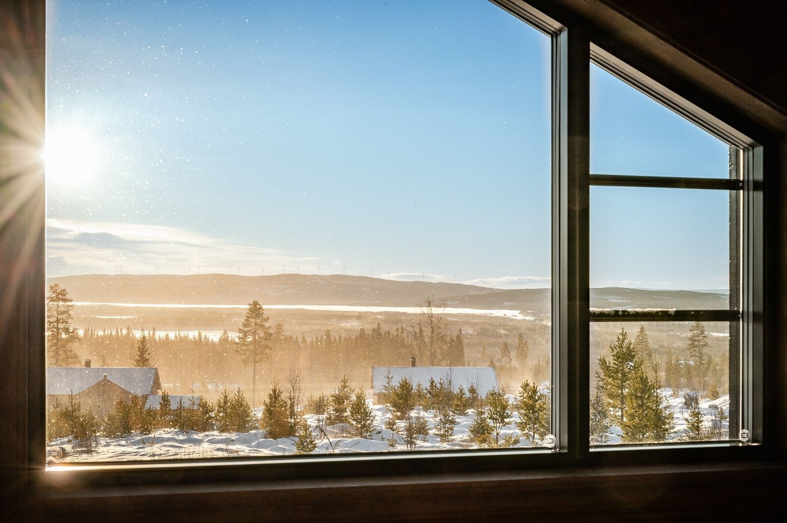 Stuen har store vindusflater som åpner opp for den fantastiske utsikten. Galleribilde