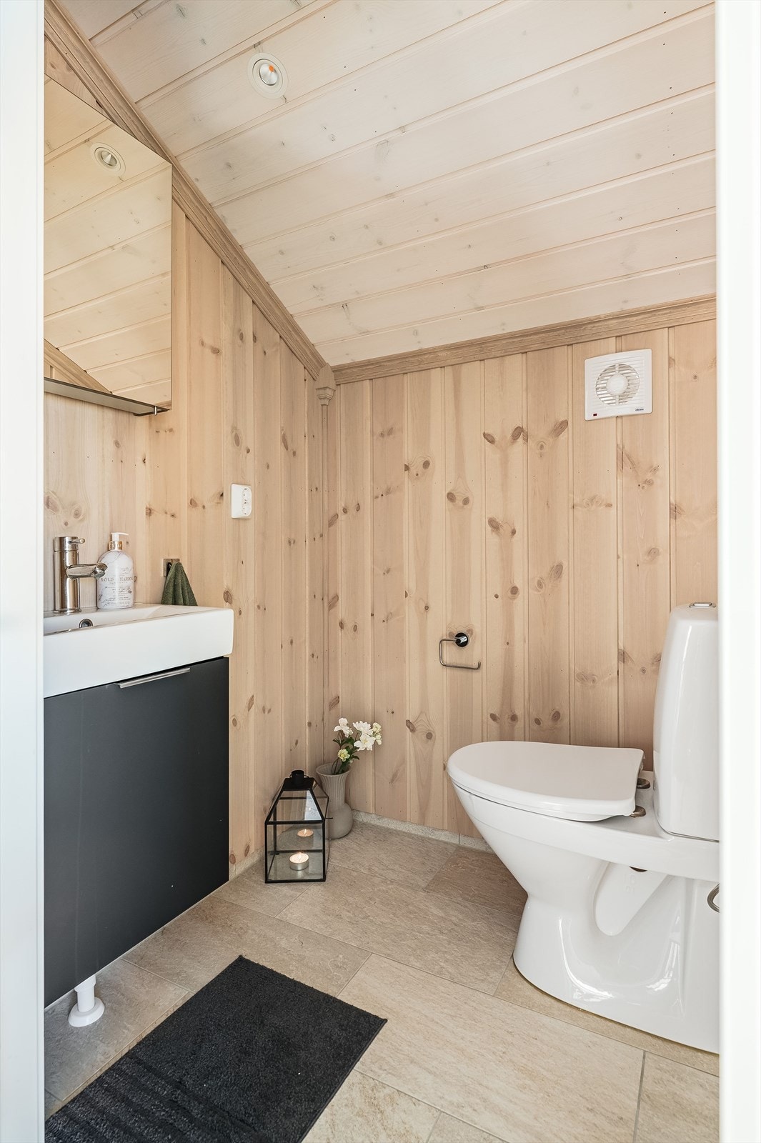 I 2. etasje er det et praktisk ekstra toalettrom med mekanisk avtrekk. Rommet er utstyrt med servantskap med speilskap over og gulvstående toalett. Galleribilde