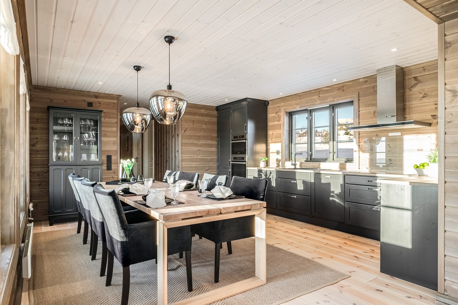 Videre kommer du inn til et stort og flott spisekjøkken. Galleribilde