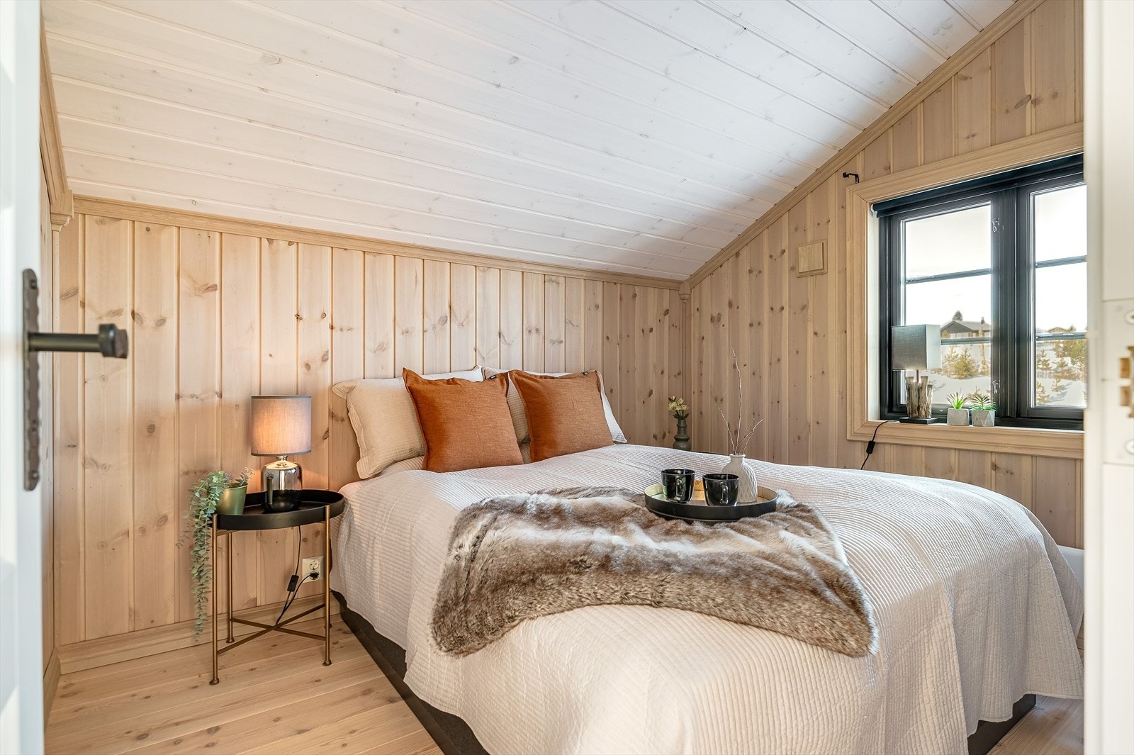 Soverom 4 er i dag innredet med dobbeltseng med tilhørende nattbord. Det er også plass til kommoder eller kontorinnredning. Galleribilde