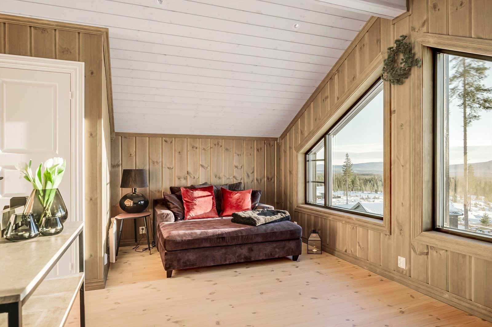 Høy standard med lyse heltre gulv, lun panel på veggene, skjult elektrisk anlegg og downlights i himlingen. Galleribilde