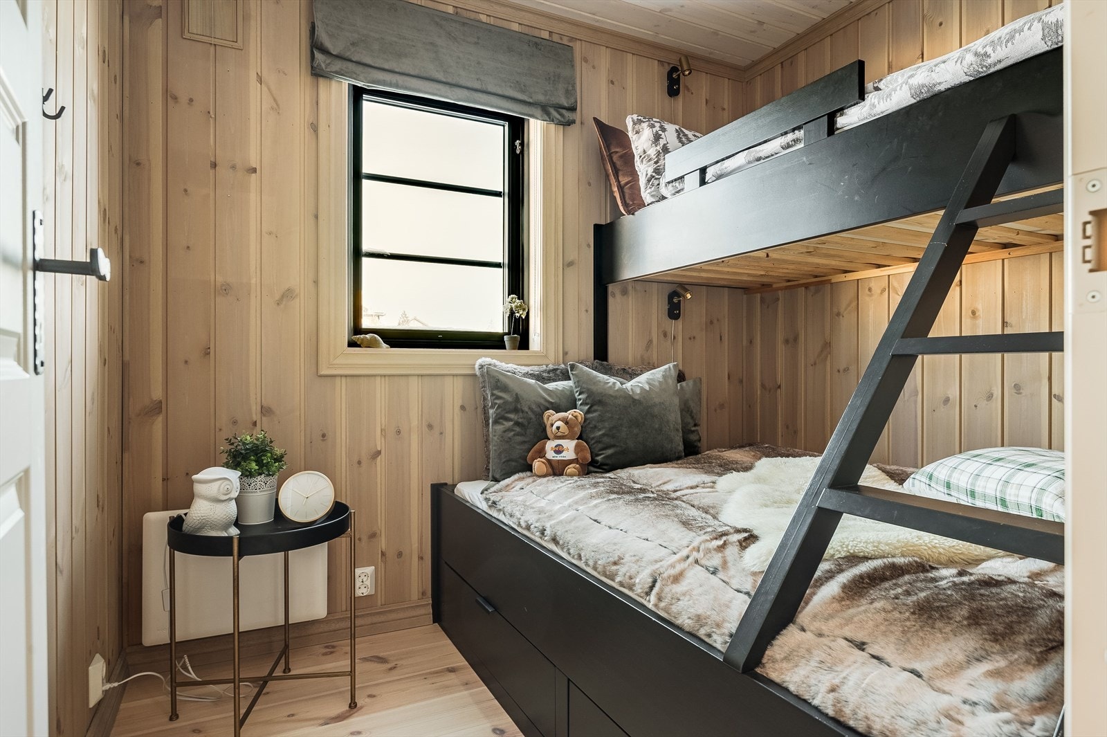 Innredningen i garderoben og sengene på rommene nede er plassbygd av møbelsnekker Kaupang møbler. Det samme med innredningen på det store badet. Galleribilde