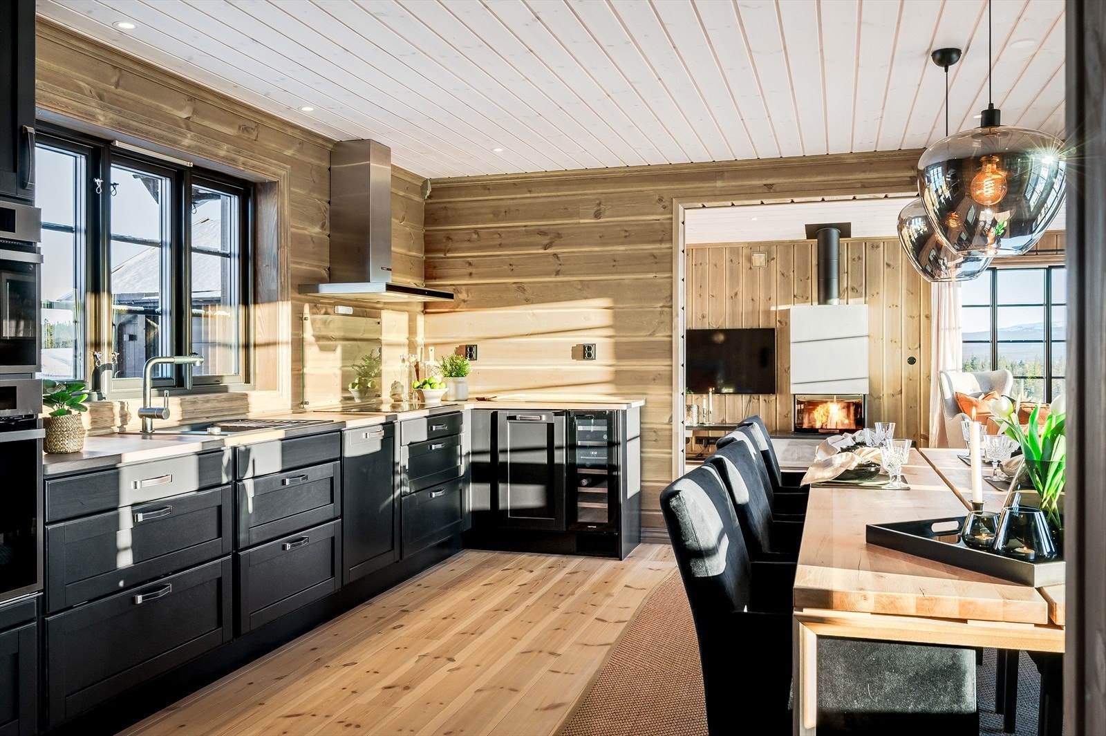 Kjøkkenet er fullt utstyrt med integrerte hvitevarer inkl. vinskap som medfølger i handelen. Vegghengt ventilator med mekanisk avtrekk på yttervegg. Galleribilde