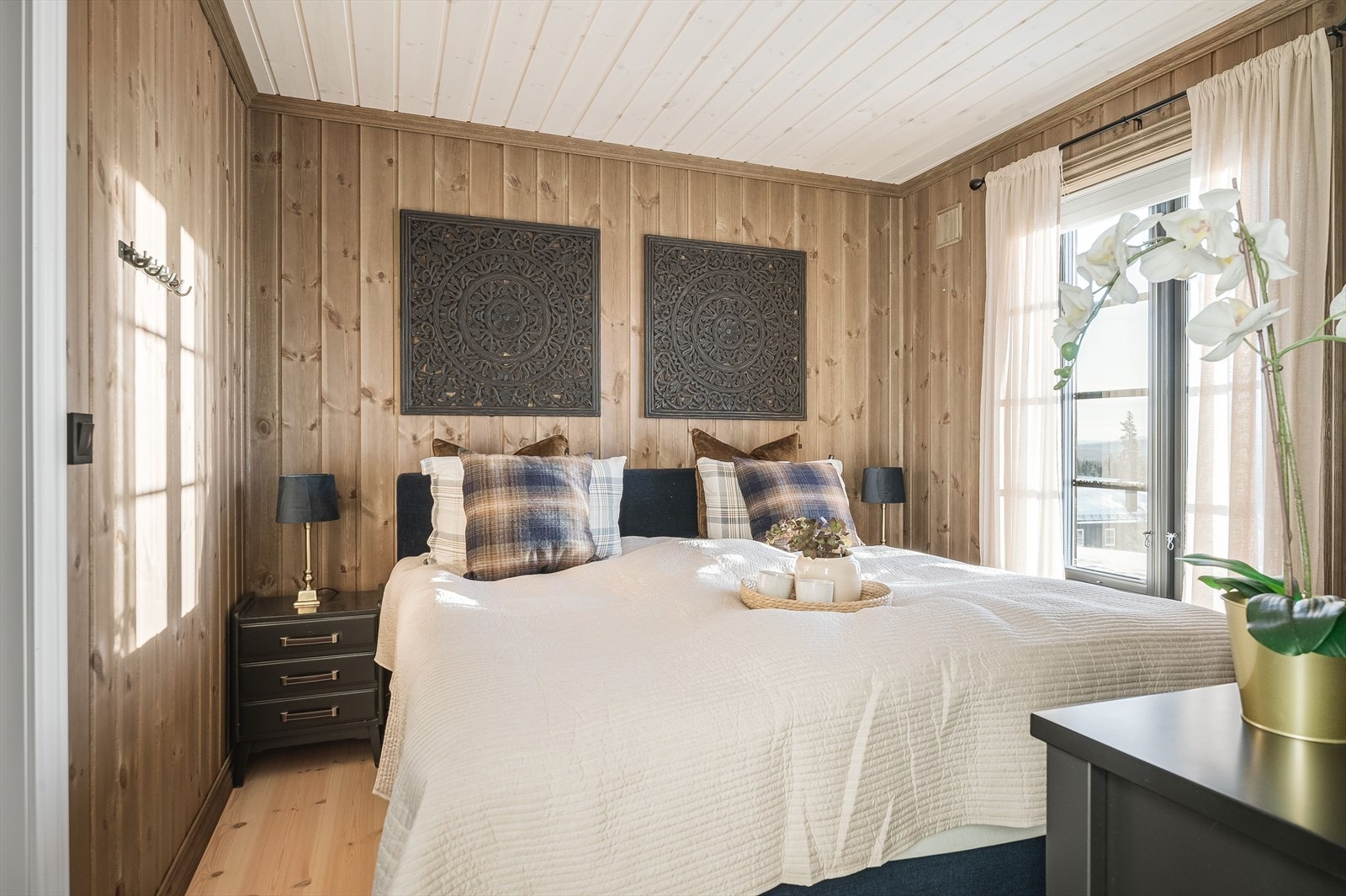 Hytta inneholder totalt 5 soverom. Hovedsoverommet er et innbydende rom med tilknytning til eget baderom. Galleribilde