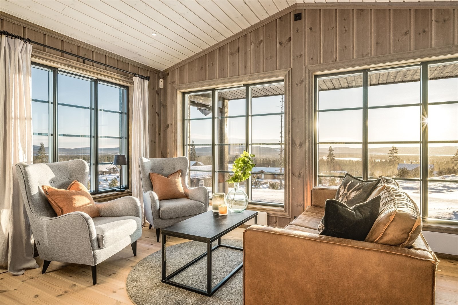 Stuen har store vindusflater mot tre ulike himmelretninger som sørger for rikelig med naturlig lys. Galleribilde