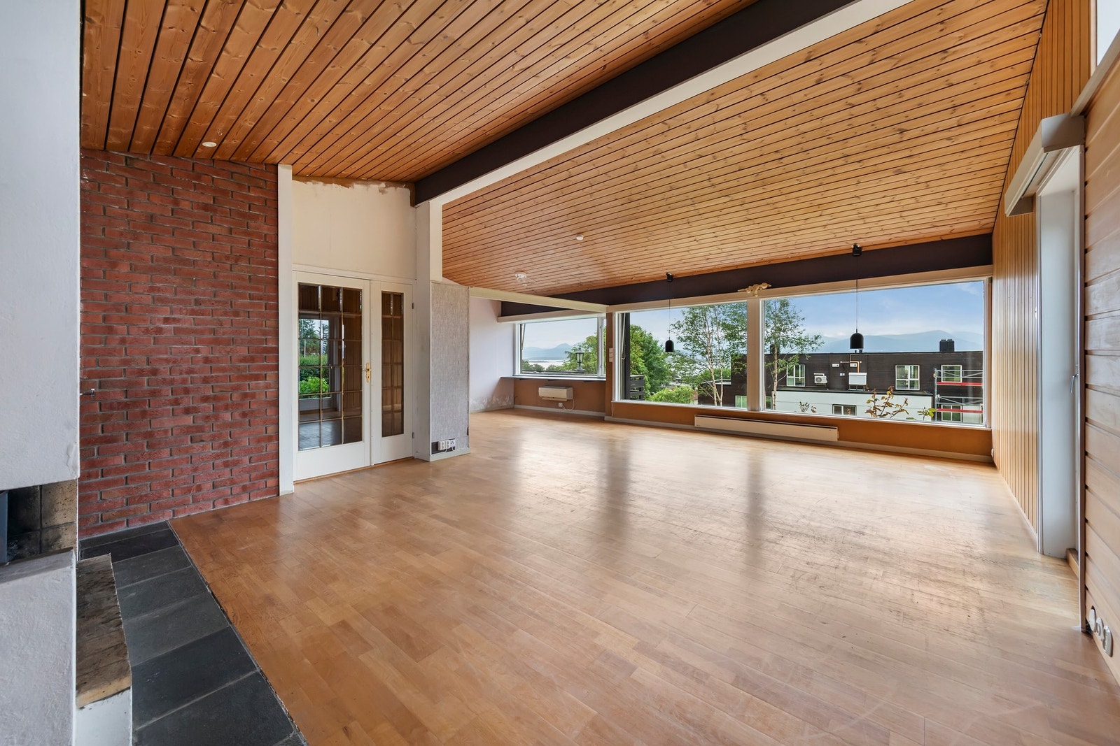 Stue med god takhøyde og store vindusflater Galleribilde