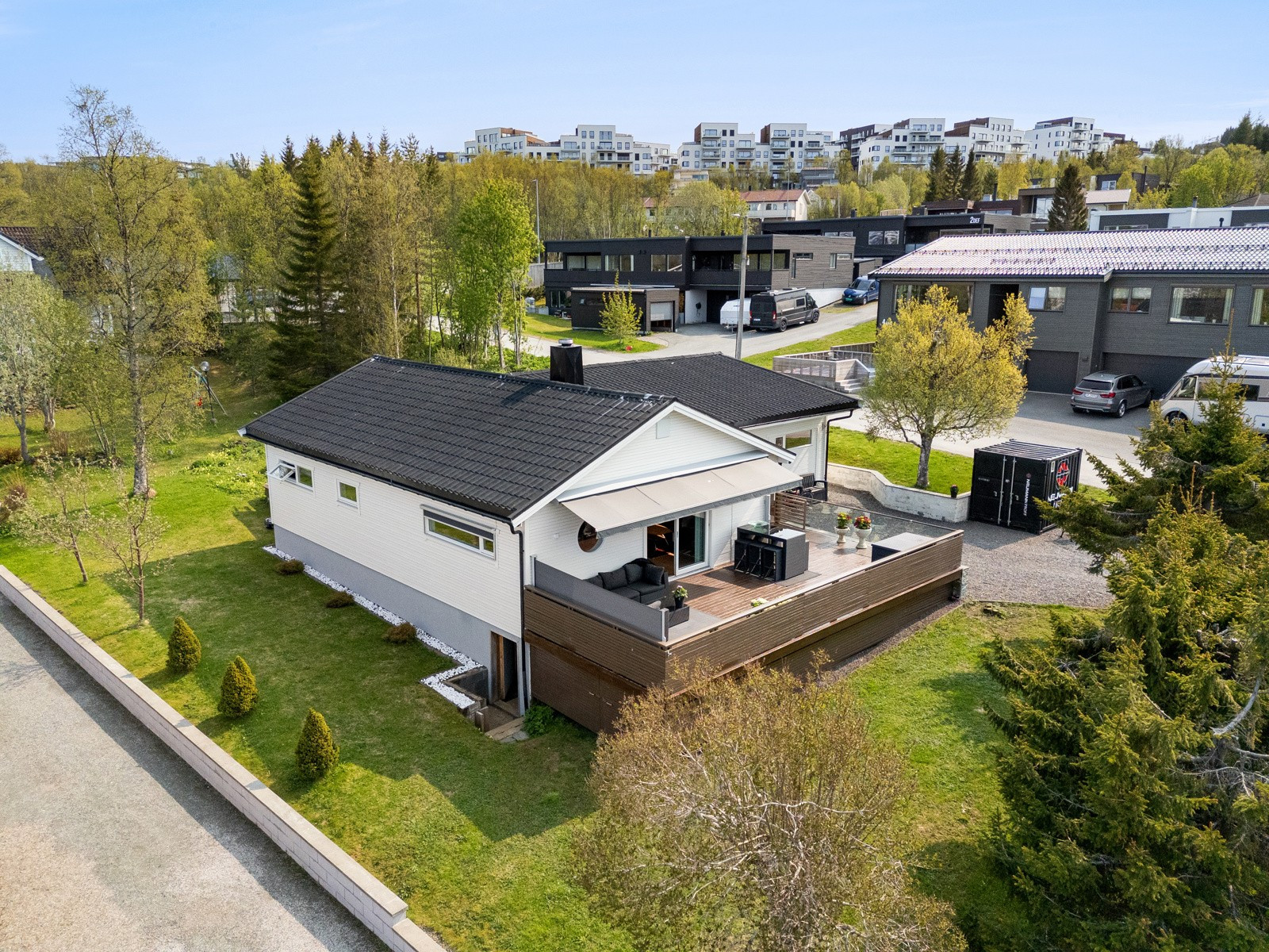 Boligen ligger på stor hjørnetomt.