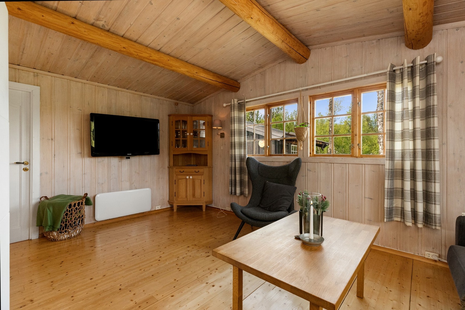 Fra vinduen flommer dagslyset inn Galleribilde