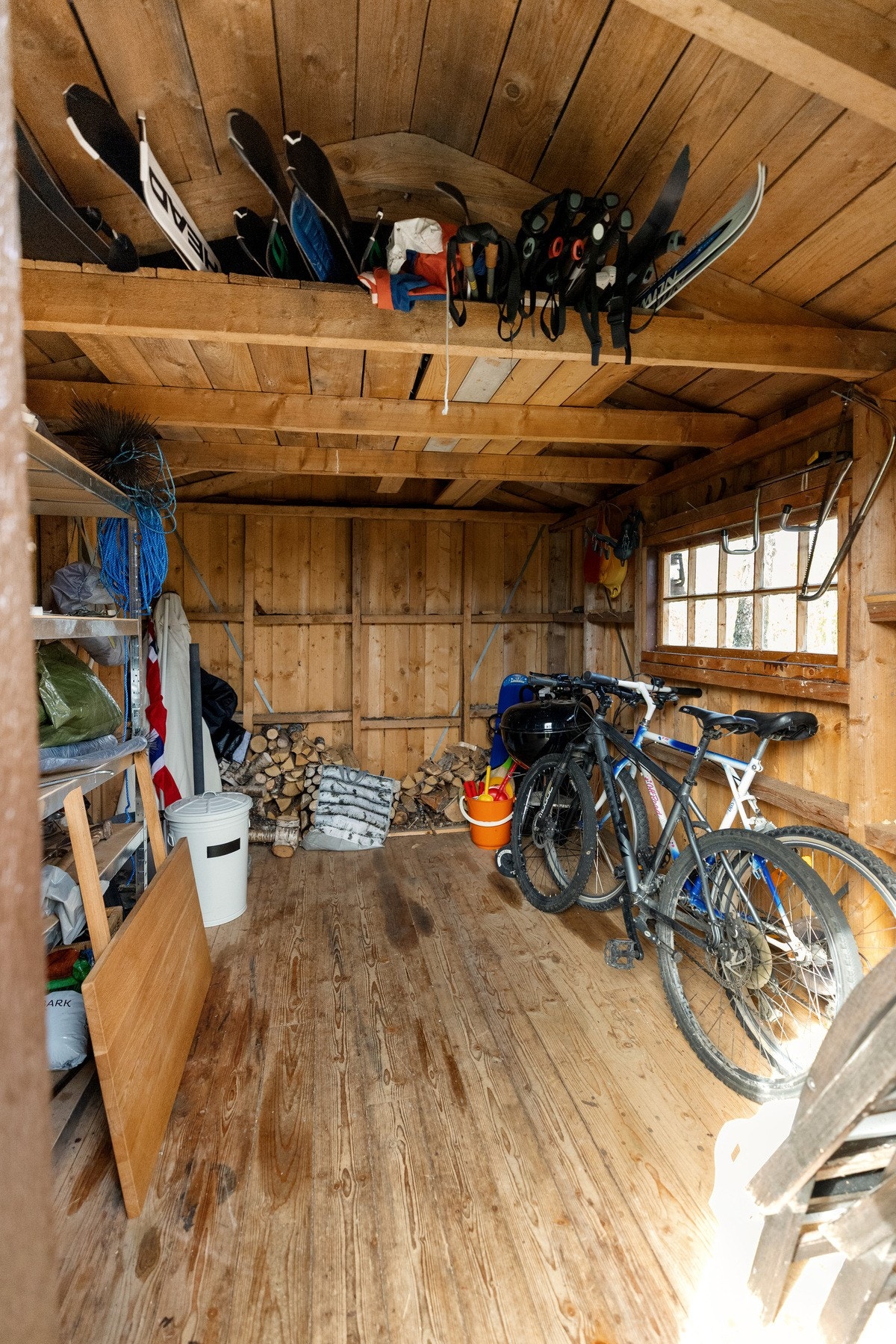 Alt som er i uthuset på visningstidspunktet medfølger salget, med unntak av skiutstyr Galleribilde