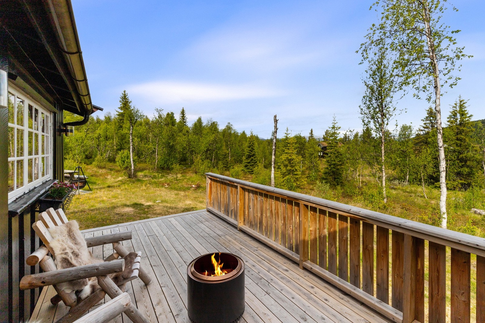 Koselig tun med hytte og uthus Galleribilde