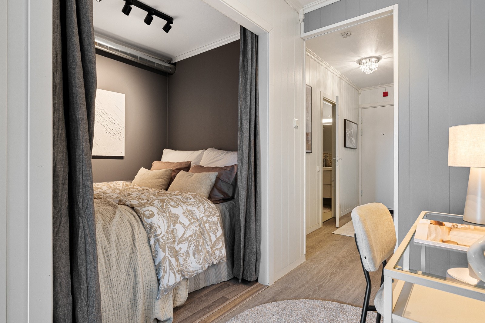 Ved sovealkoven er det plass til en kontorplass. Galleribilde
