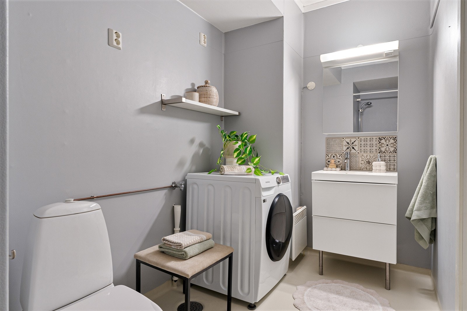 Det 4,4 kvm store badet er innredet med våtromsbelegg på gulv og våtromstapet på vegger. Galleribilde