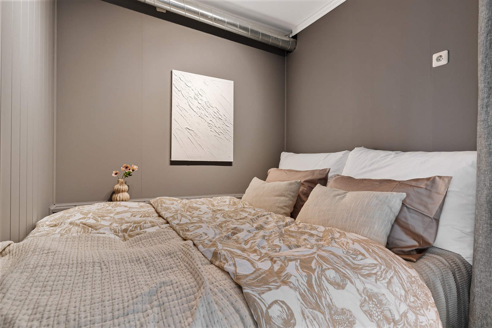 Praktisk sovealkoveløsning men plass til en større seng. Galleribilde