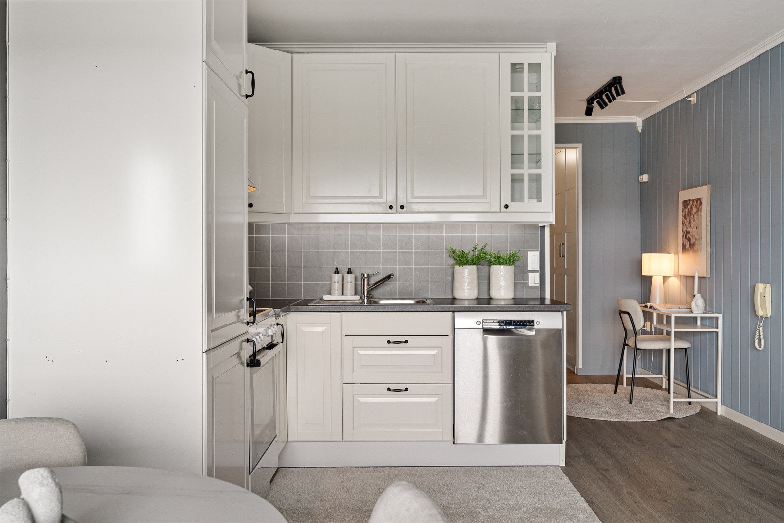 Leiligheten er innredet med et tidløst kjøkken med profilerte fronter og medfølgende hvitevarer i form av komfyr, kombiskap og oppvaskmaskin. Galleribilde