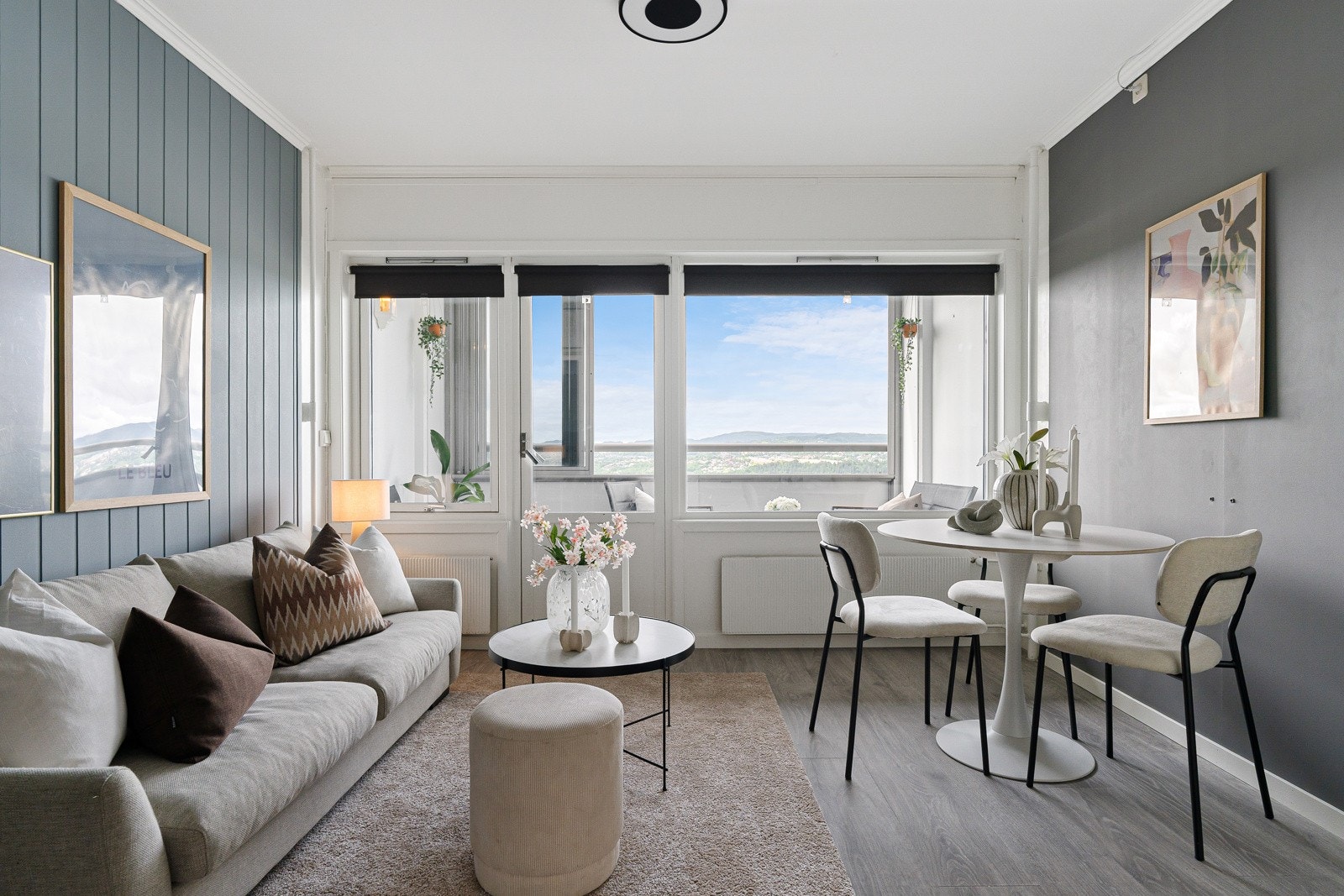 Store vindu bader oppholdsrommet i naturlig dagslys og ivaretar utsikten. Galleribilde