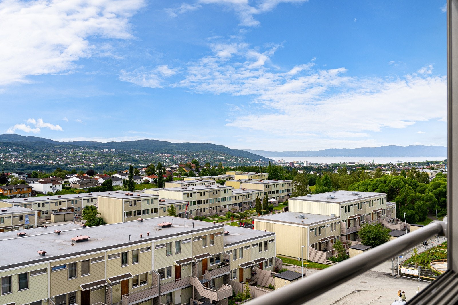 Fra balkongen har man en herlig utsikt over store deler av Trondheim med Vassfjellet i sør, Gråkallen i vest og mot Trondheimsfjorden og Fosenalpene mot nord. Galleribilde