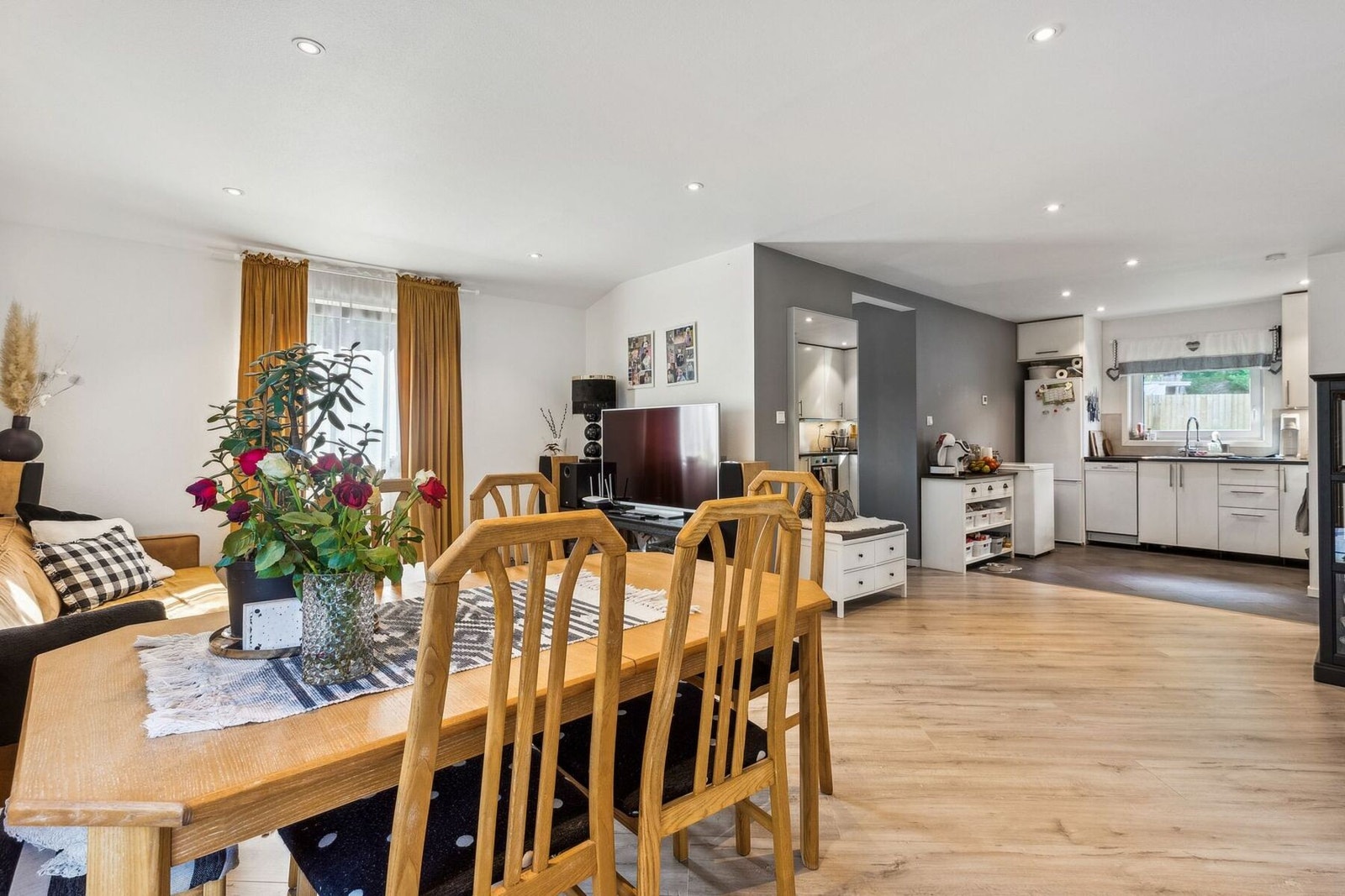 Stuen er romslig med gode møbleringsmuligheter. Galleribilde