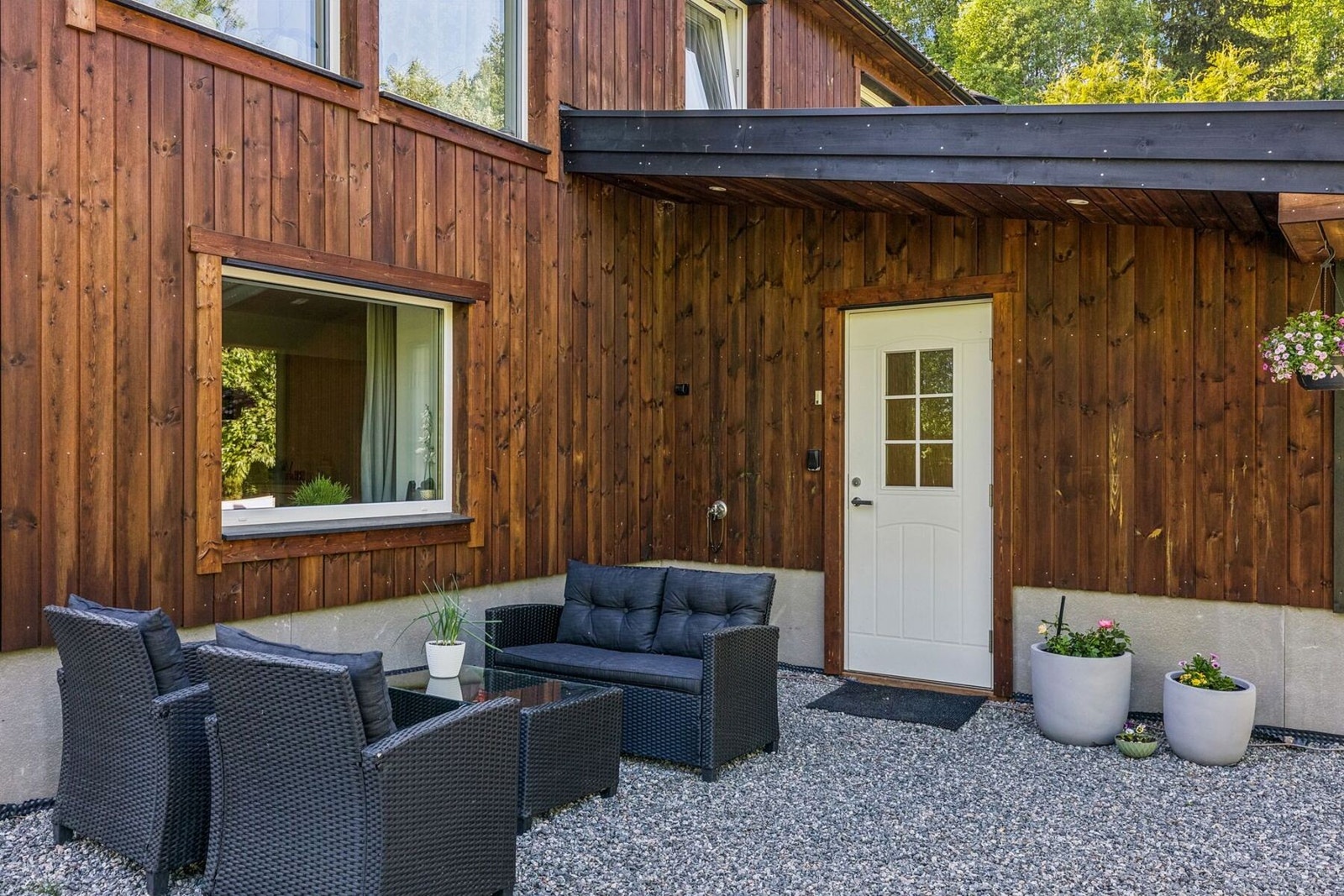 Inngang til kjellerdeler av boligen. Galleribilde