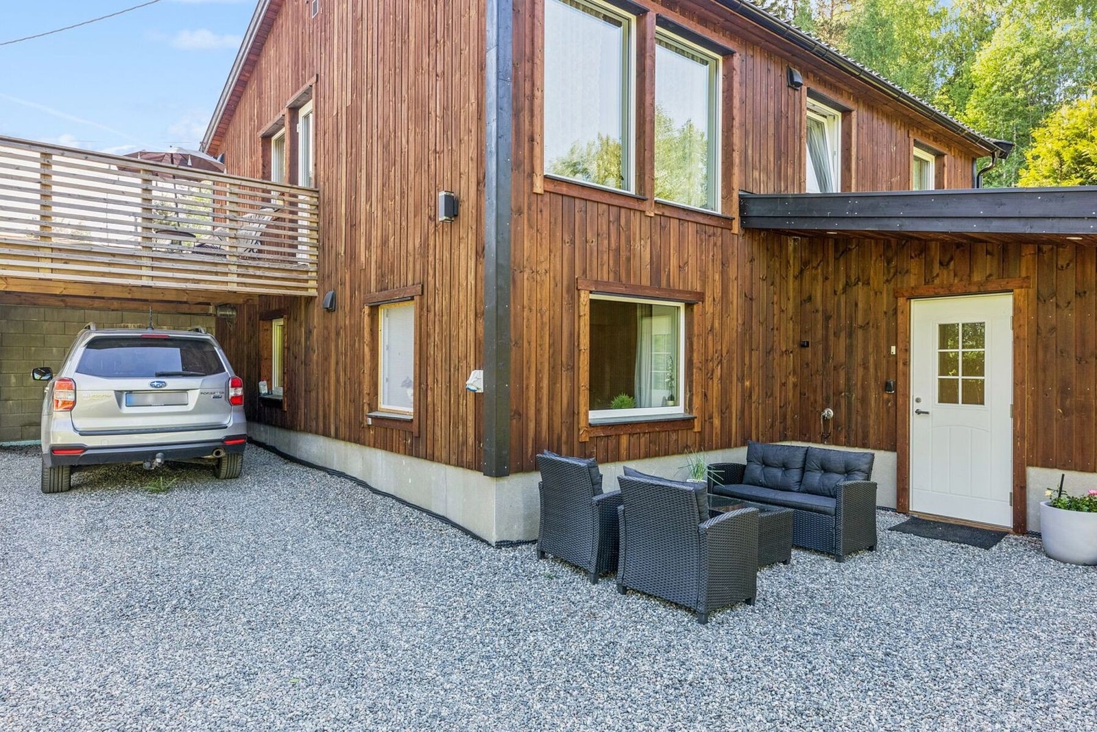 Carport under terrassen. Galleribilde