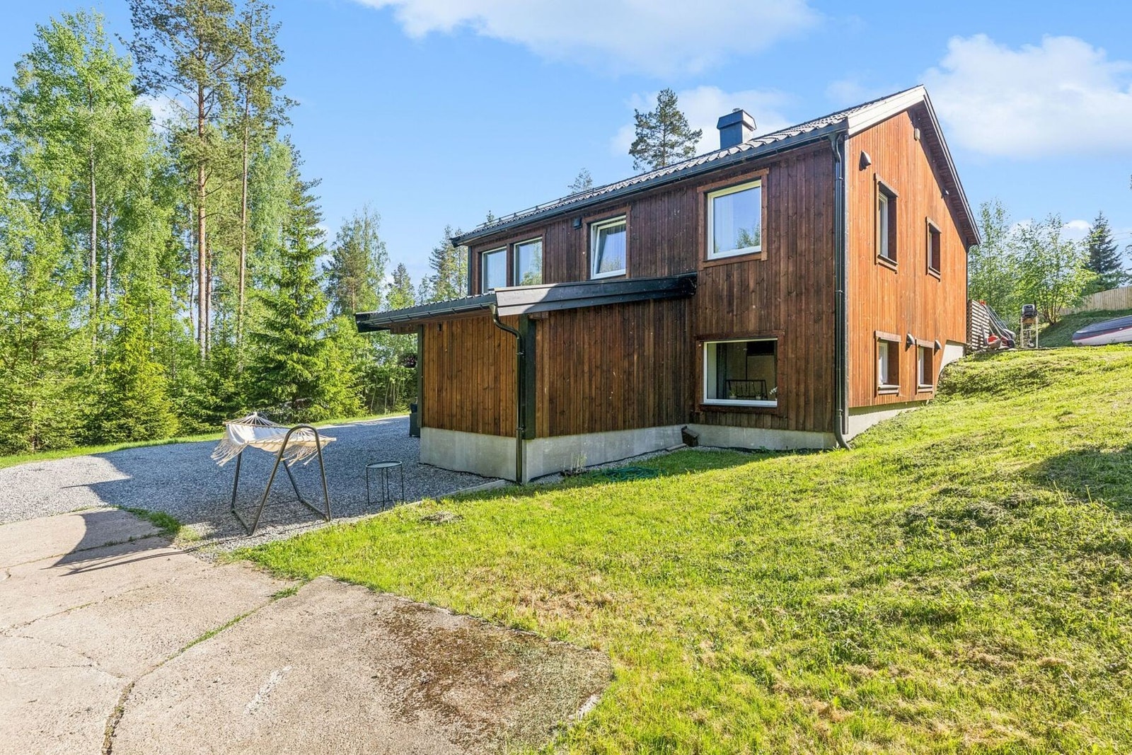 Enebolig i landlige omgivelser mellom Dal og Råholt. Galleribilde