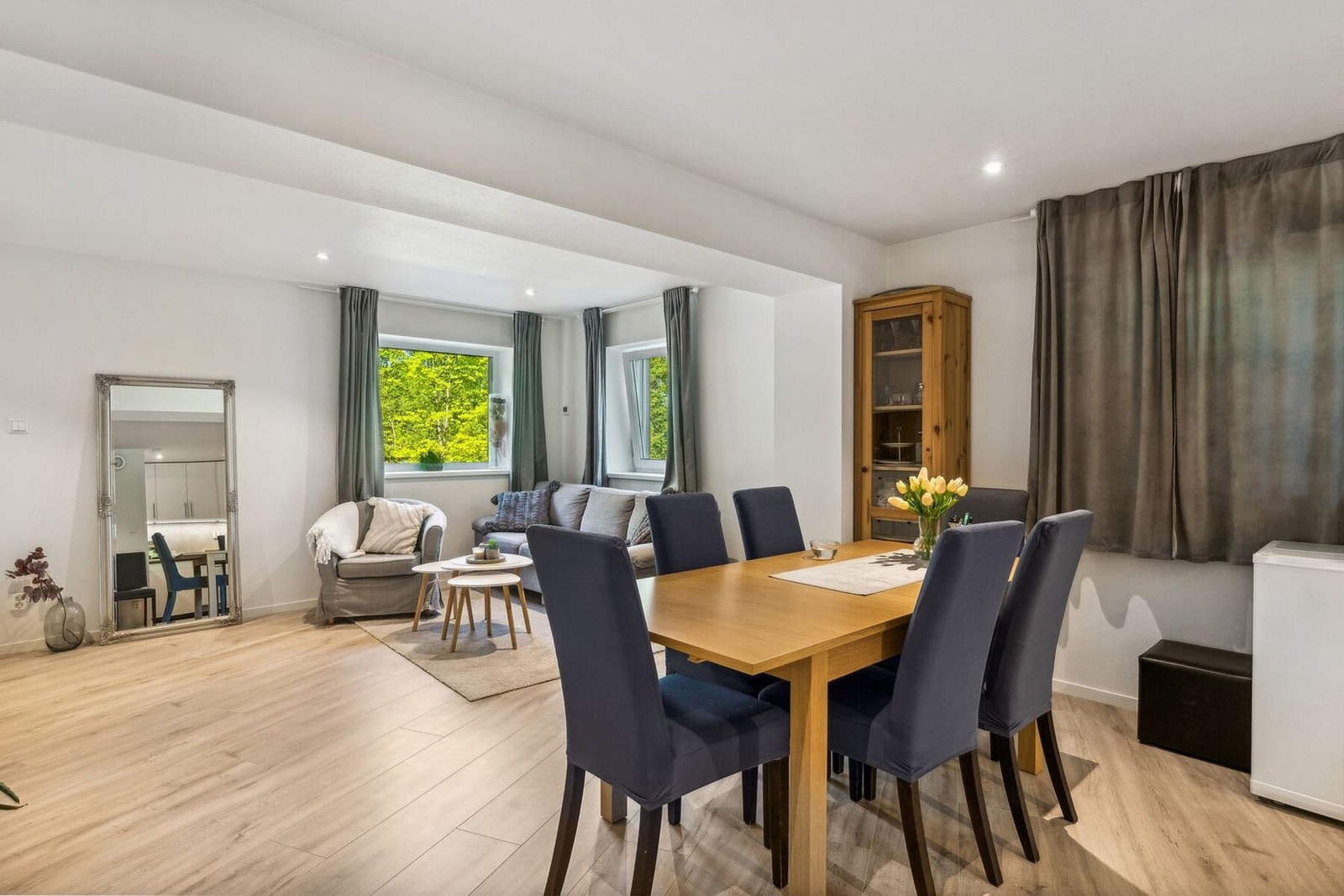 Stue og kjøkken ligger i praktisk, åpen løsning. Galleribilde