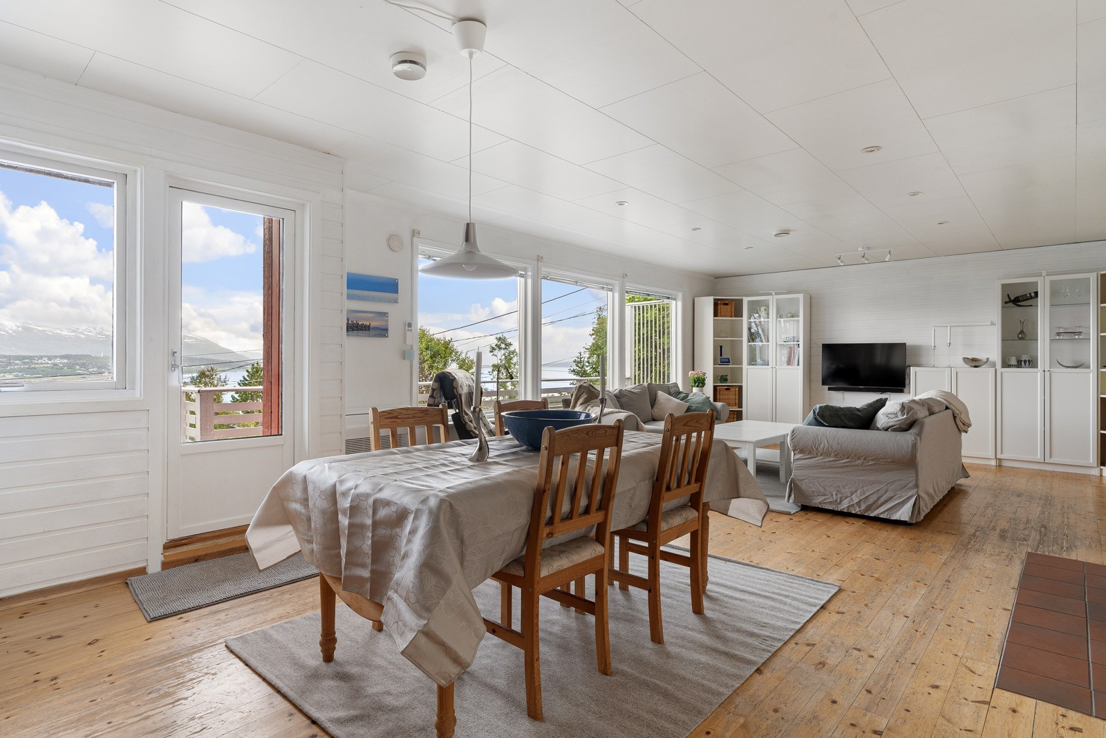 Utgang til veranda i front via stuen.