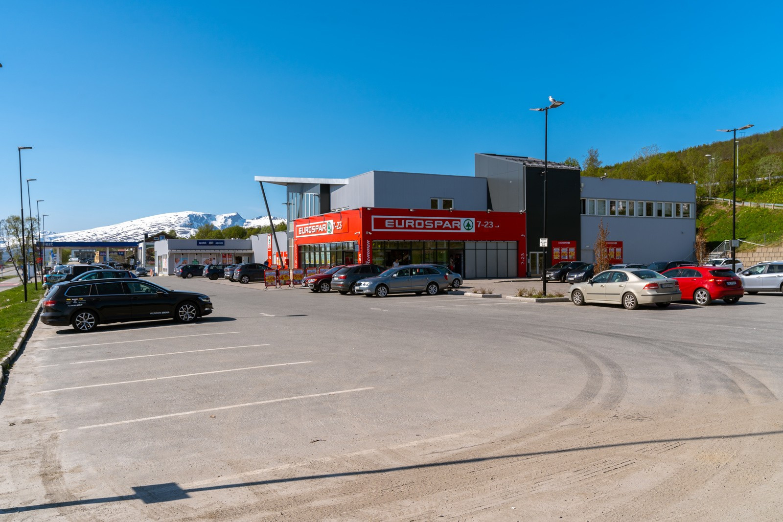 Kvaløysletta Eurospar er en kort spasertur unna, her har du også apotek, strøksrestaurant og bensinstasjon!