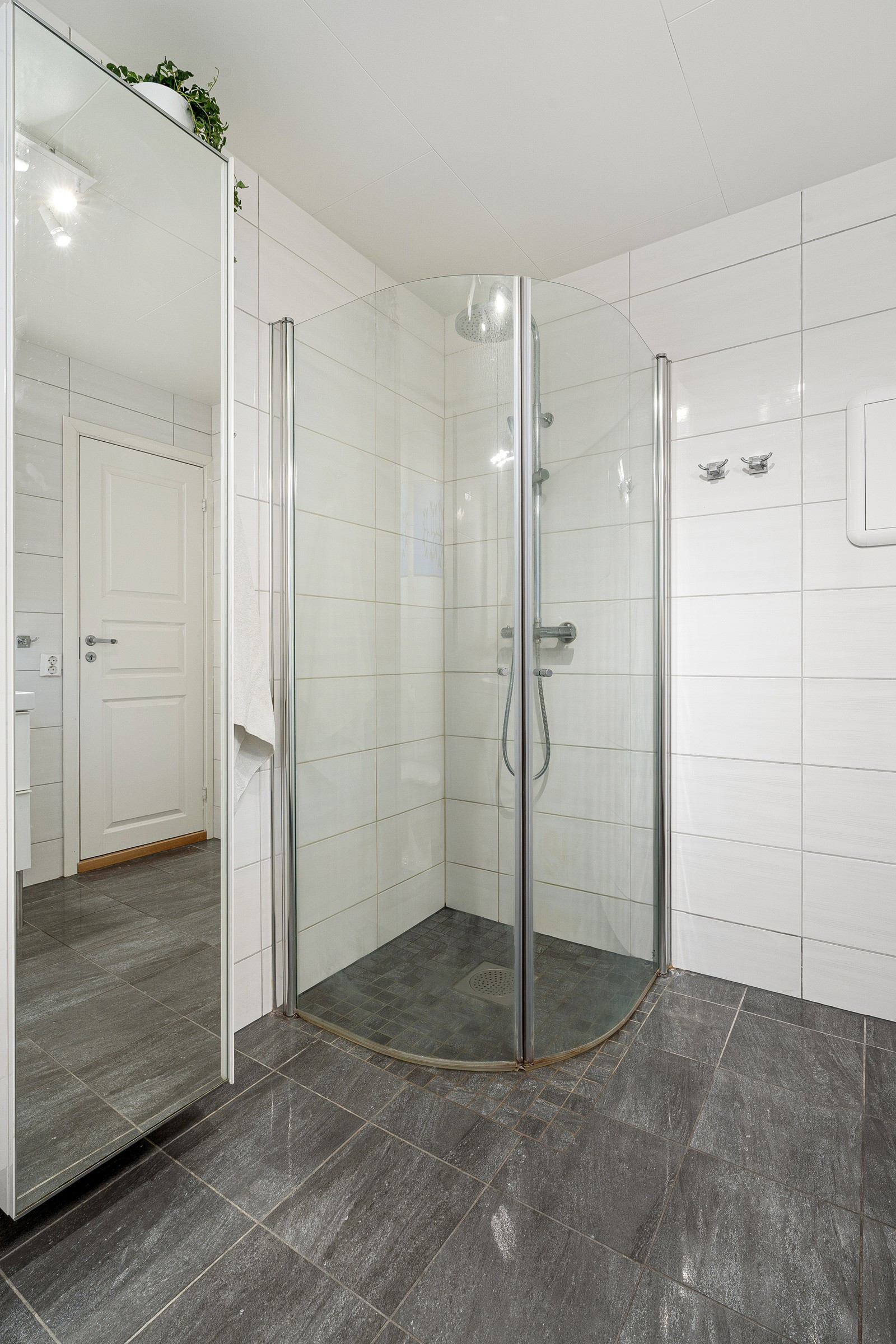 Badet er fullutstyrt med dusj, toalett og servant.