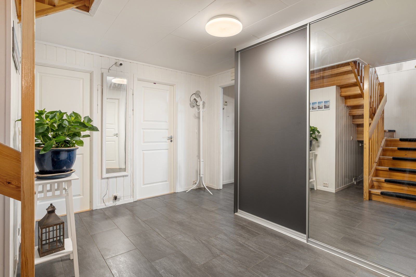 Innbydende og arealeffektiv hall.