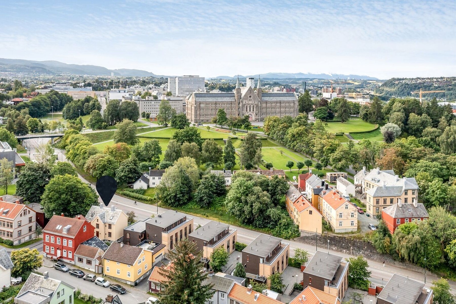 Singsaker er et ettertraktet villaområdet, et området med historisk sus i nærheten Gløshaugen, Midtbyen, Bakklandet m.m. Nærmeste bussholdeplass er kun 100 meter unna, og gådistanse til universiteter og matbutikker som Bunnpris Samfundet. Galleribilde