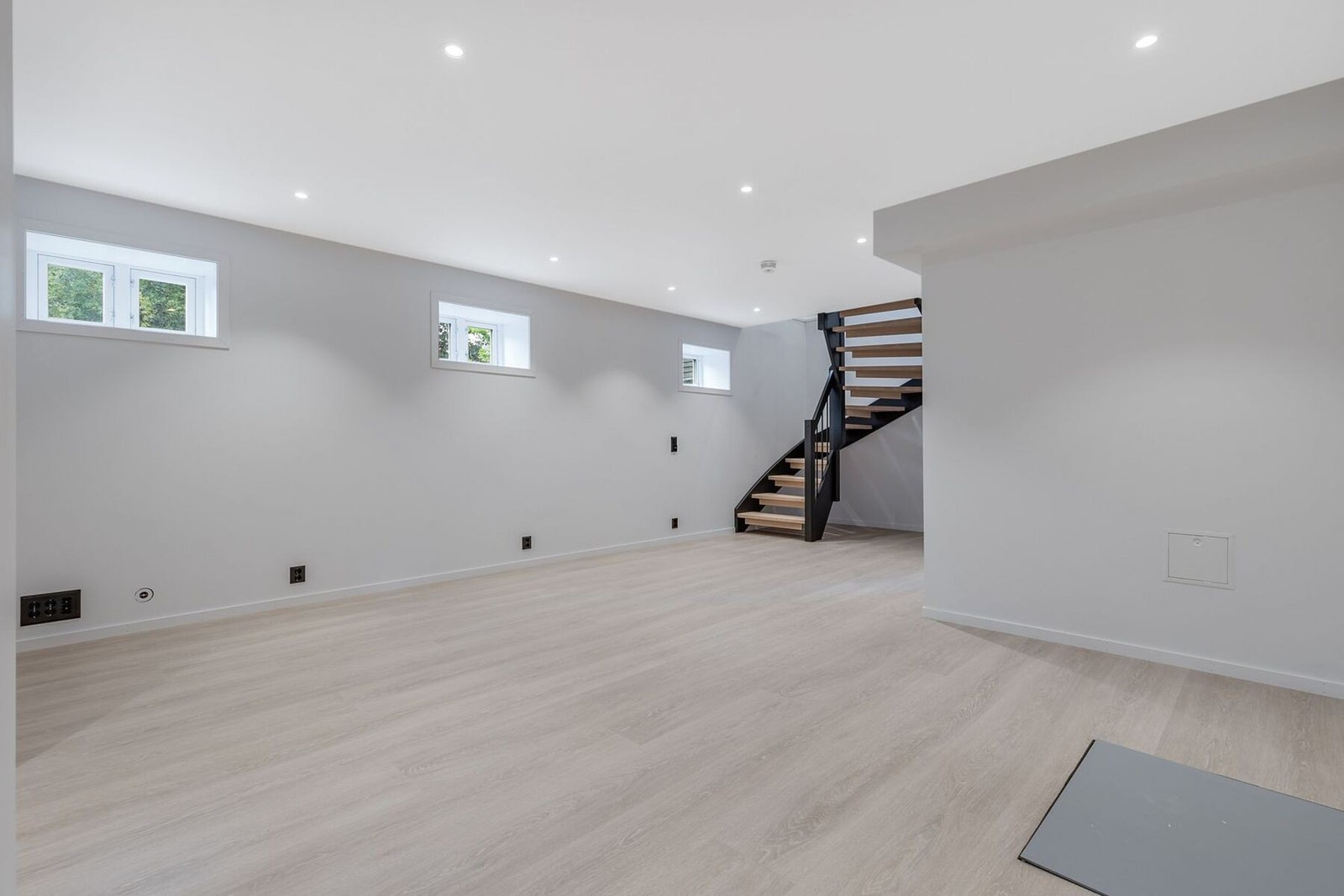 Leiligheten har en romslig kjellerstue med god plass til møblement av ulike slag. Galleribilde