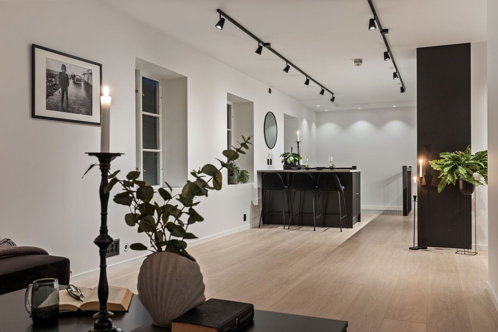 Gulvet har enstavs laminat og veggene er slette med listefri overgang til hvitmalt himling. Vinduene er også listefrie. Galleribilde