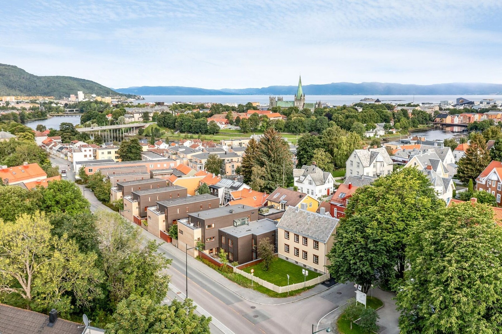 Boligen ligger i et av Trondheims mest anerkjente områder, like ved NTNU Gløshaugen. Det er 10 minutter til St. Olavs Hospital. Bakklandet og sentrum er også innen gå distanse. Galleribilde