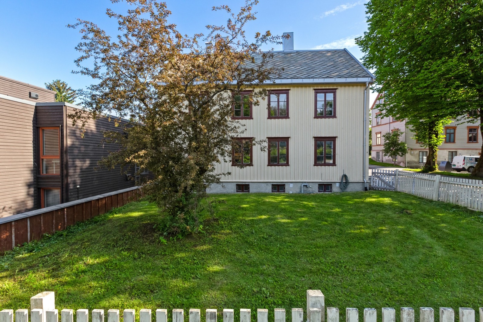 Hagen har adkomst via port på siden av huset. Her kan beboere nyte lange sommerdager og drive med flere uteaktiviteter. Galleribilde