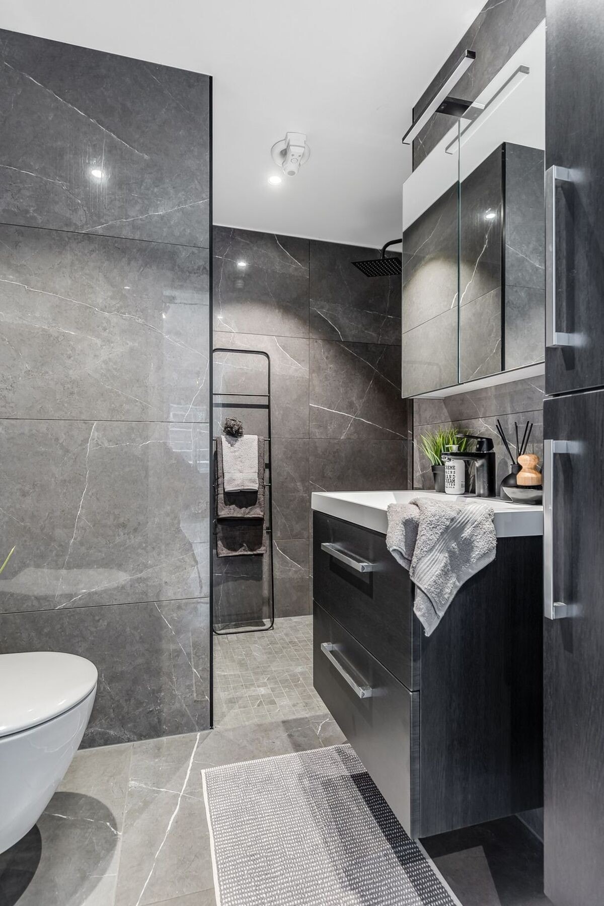 Boligen har to stilrene og moderne bad. Det er varmekabler i gulvet, downlights i himling og mekanisk avtrekk. Galleribilde