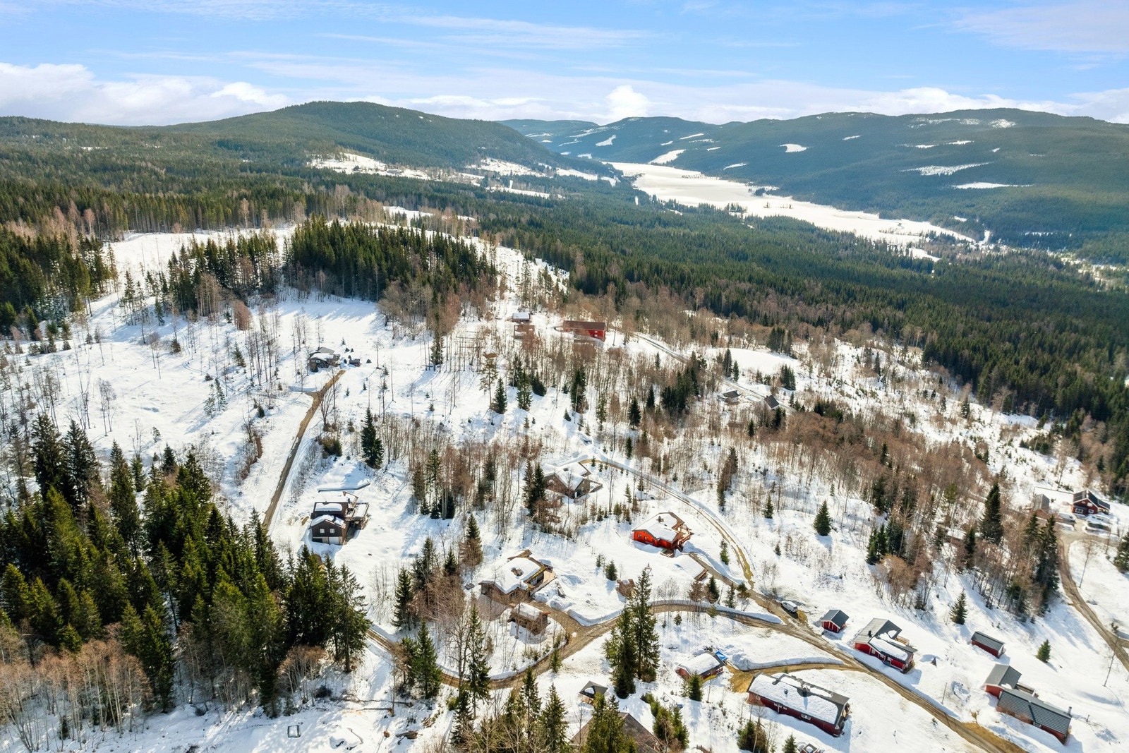 Eiendommen har en fin, landlig og rolig beliggenhet i herlig skogsterreng. Galleribilde