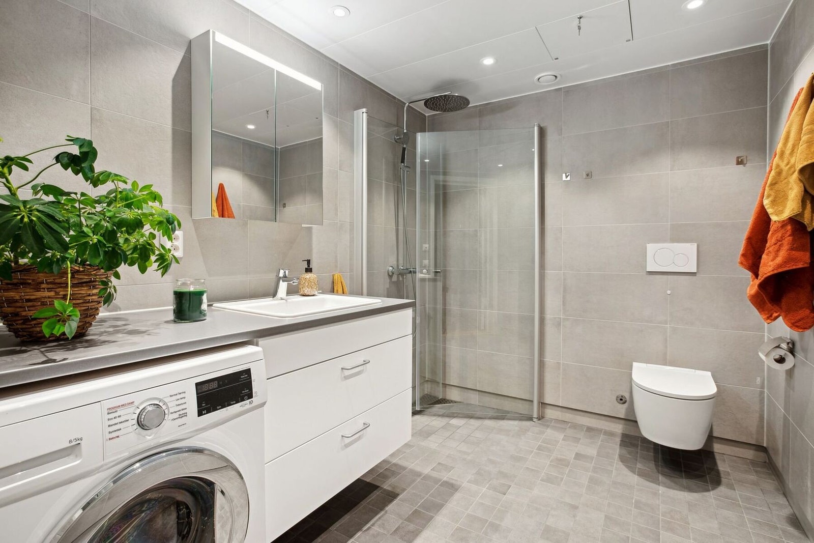 Den romslige benkeplaten gir plass til oppbevaring, mens det innfelte speilet med lysramme gir et ekstra preg av luksus. Galleribilde