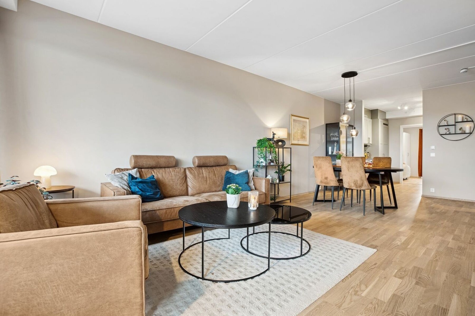 De lyse veggene og det varme tregulvet gir rommet en moderne og samtidig lun følelse. Her er det god plass til hele familien. Galleribilde