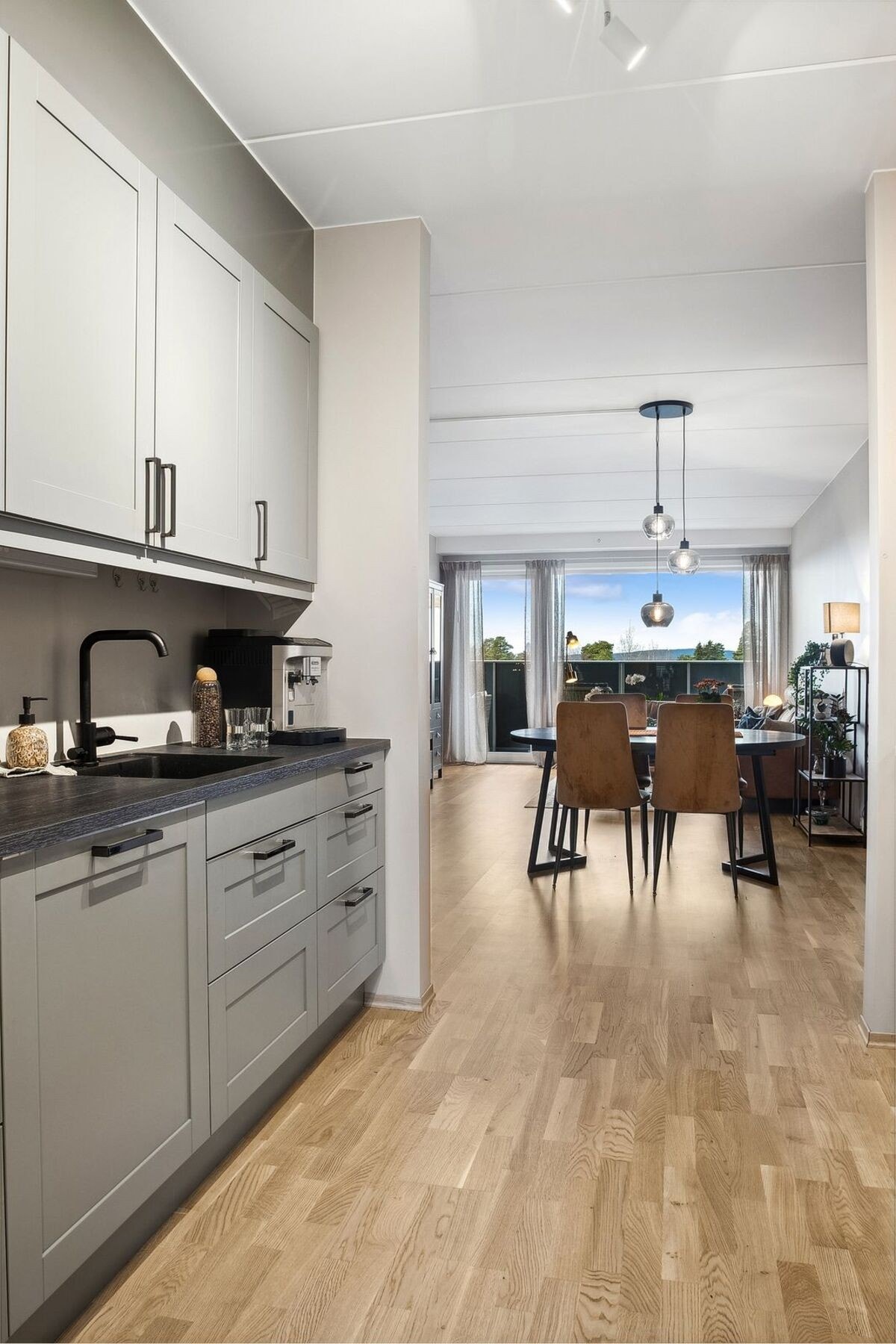 Gjennomgangen til stuen/spisestuen gir en åpen følelse, samtidig som kjøkkenet bevarer sin egen sone i hjemmet. Dette er et rom som inviterer til både matlaging og hyggelige stunder. Galleribilde