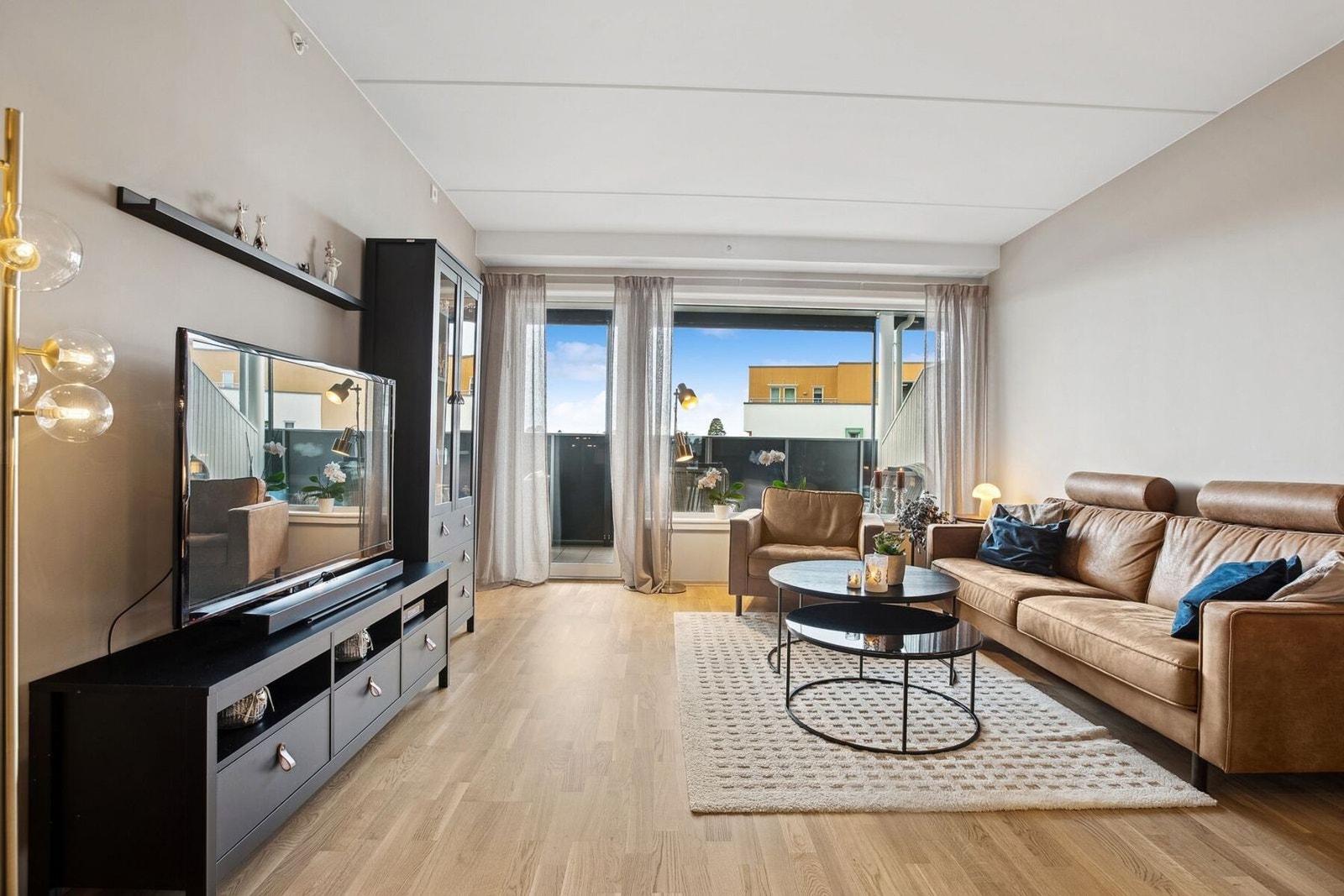 Stuen er et rom som inviterer til både avslapning og sosiale sammenkomster. Det store vinduet slipper inn rikelig med dagslys, og skyvedøren åpner opp til en romslig balkong, som gir en fin forlengelse av oppholdsrommet. Galleribilde