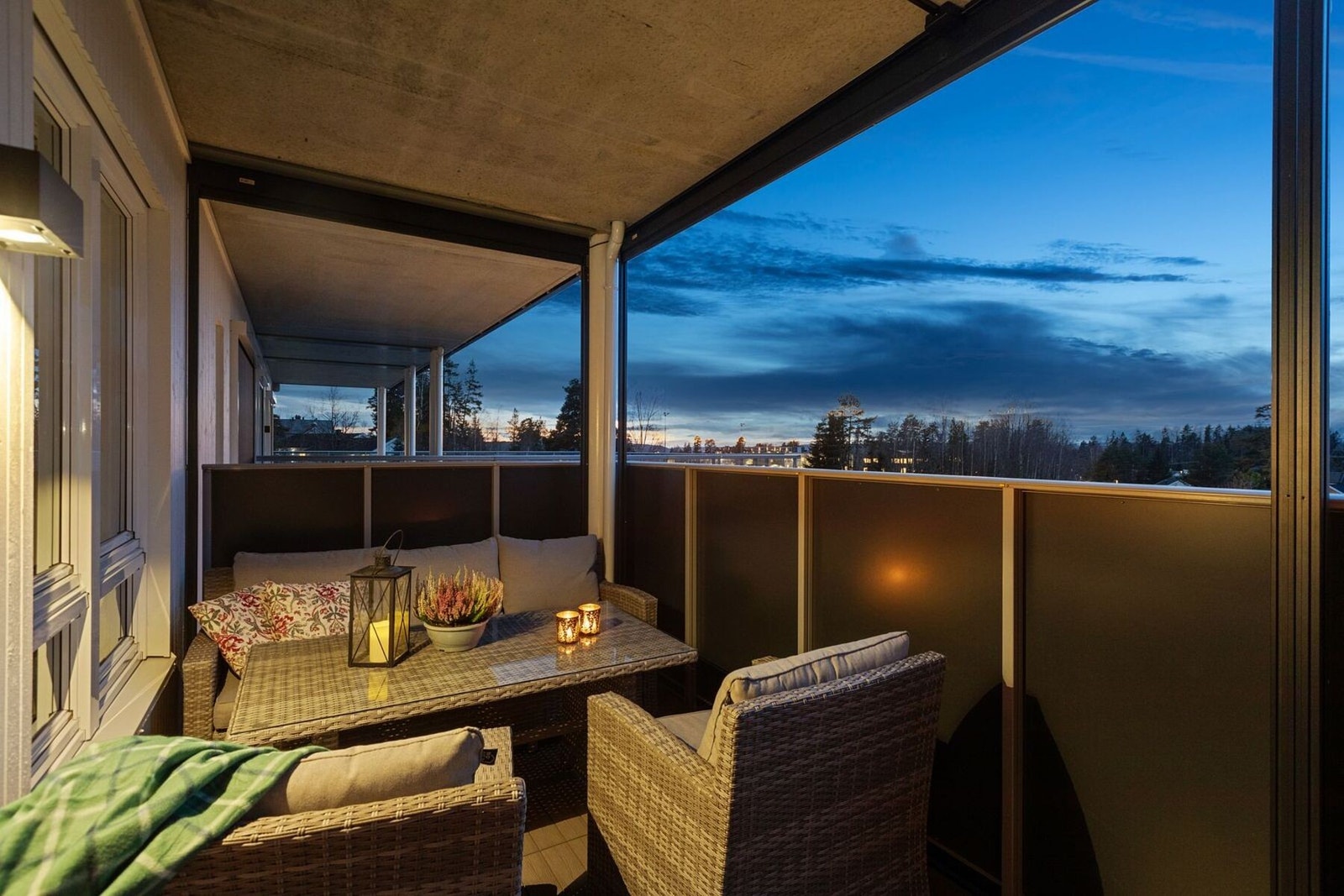 Denne flotte balkongen er på hele 15 kvm så her er det god plass til sene sommerkvelder med venner og familie. Galleribilde